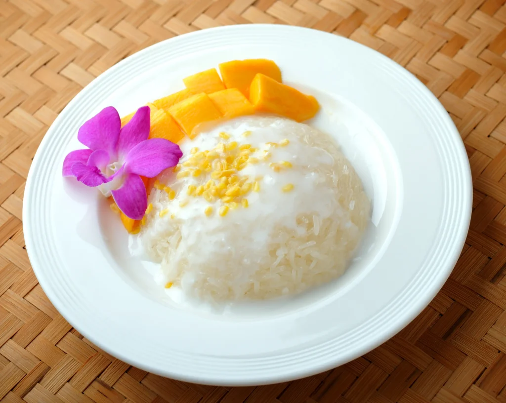 Sweet mango sticky rice dessert